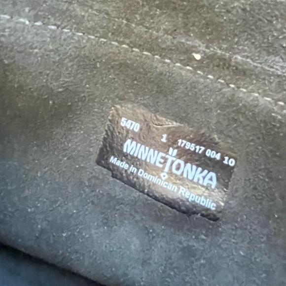 MINNETONKA BLACK LEATHER CROSSBODY - Picture 8 of 8